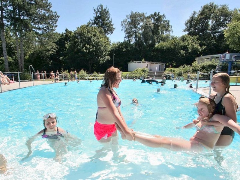 In den Sommerferien genießen die Badegäste des Hattinger Freibad Welper die Sonnenstrahlen und vor allem die Abkühlung.