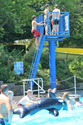 In den Sommerferien genießen die Badegäste des Hattinger Freibad Welper die Sonnenstrahlen und vor allem die Abkühlung.