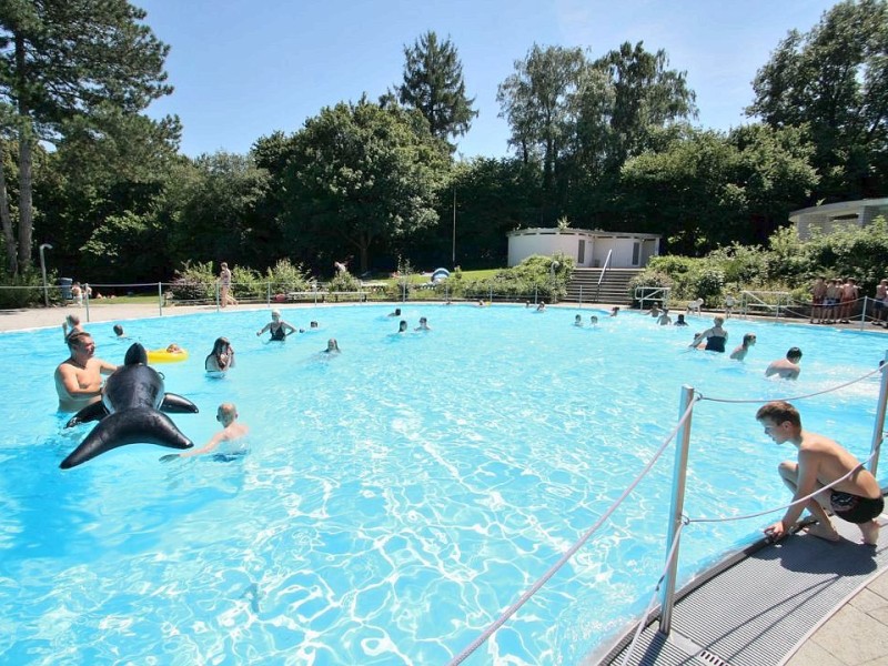 In den Sommerferien genießen die Badegäste des Hattinger Freibad Welper die Sonnenstrahlen und vor allem die Abkühlung.