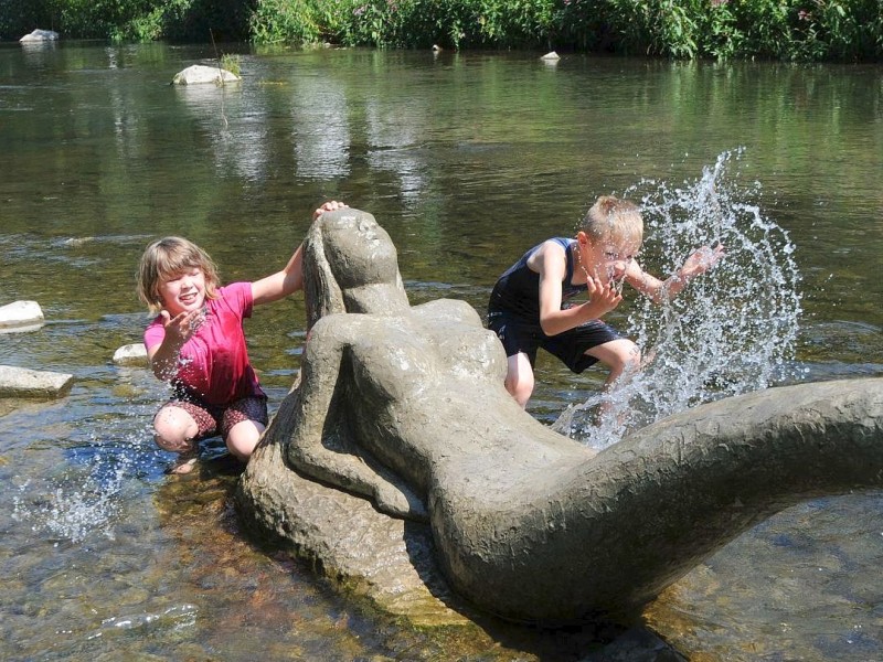 Die beiden Kinder nutzen die Gelegenheit und kühlen sich in der Ruhr ab.