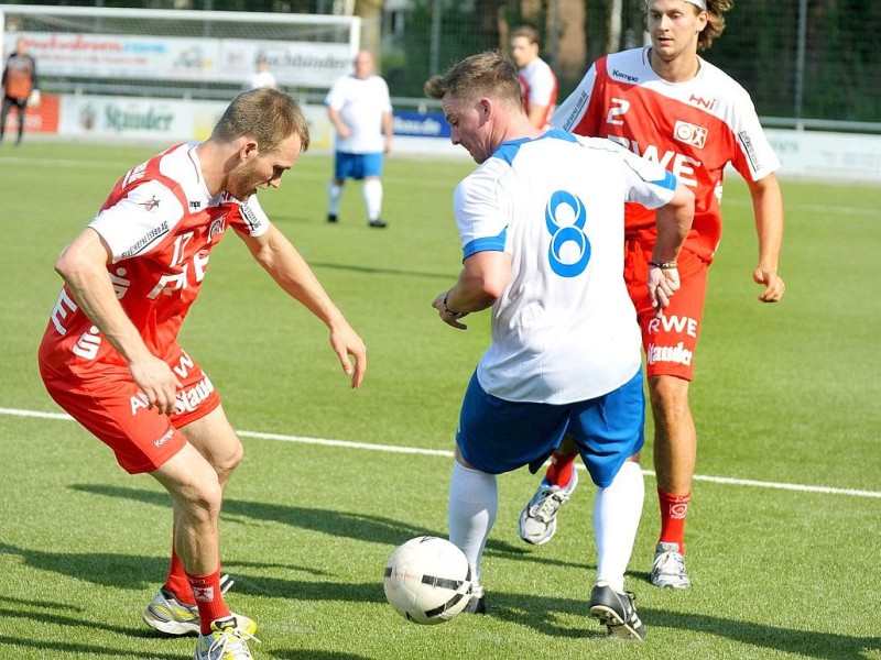 David Breuer (TUSEM), Fabian Böhm (TUSEM) und Stephan Pramann (Allbau) im Kampf um den Ball.