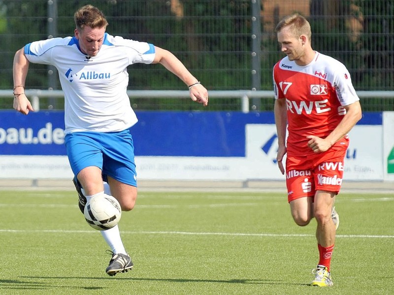 Stephan Pramann (Allbau) im Zweikampf mit David Breuer (TUSEM).