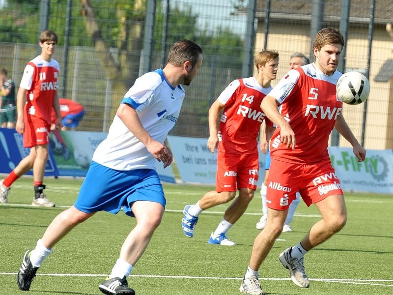 Sebastian Bliß (TUSEM) gegen Sebastian Göbel (Allbau) am Ball.