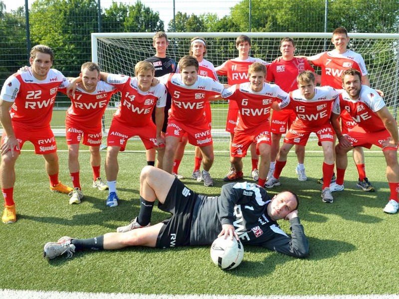 Die Fussballmannschaft des TUSEM: hinten: Ante Vukas, Fabian Böhm, Marcus Bouali, Maik Handschke, Toon Leendersmitte: Ole Rahmel, Niklas Pieczkowski, Sebastian Bliß, Simon Keller, Lasse Seidel, Philipp Pötervorn: Jan Kulhanek