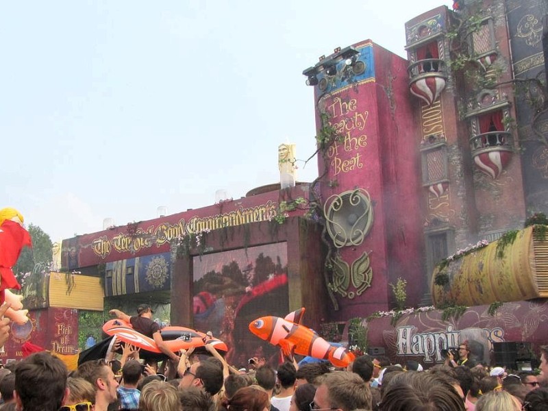 Beim dreitägigen Tomorrowland-Festival 2012 in Belgien feierten 180.000 Besucher aus 75 Ländern zur elektronischen Musik von 300 DJs und ließen sich von der mystischen Atmosphäre eines Märchenlandes verzaubern.