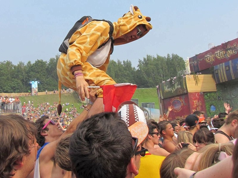 Beim dreitägigen Tomorrowland-Festival 2012 in Belgien feierten 180.000 Besucher aus 75 Ländern zur elektronischen Musik von 300 DJs und ließen sich von der mystischen Atmosphäre eines Märchenlandes verzaubern.