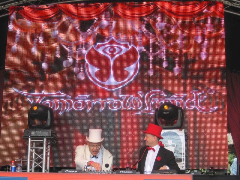 Beim dreitägigen Tomorrowland-Festival 2012 in Belgien feierten 180.000 Besucher aus 75 Ländern zur elektronischen Musik von 300 DJs und ließen sich von der mystischen Atmosphäre eines Märchenlandes verzaubern.