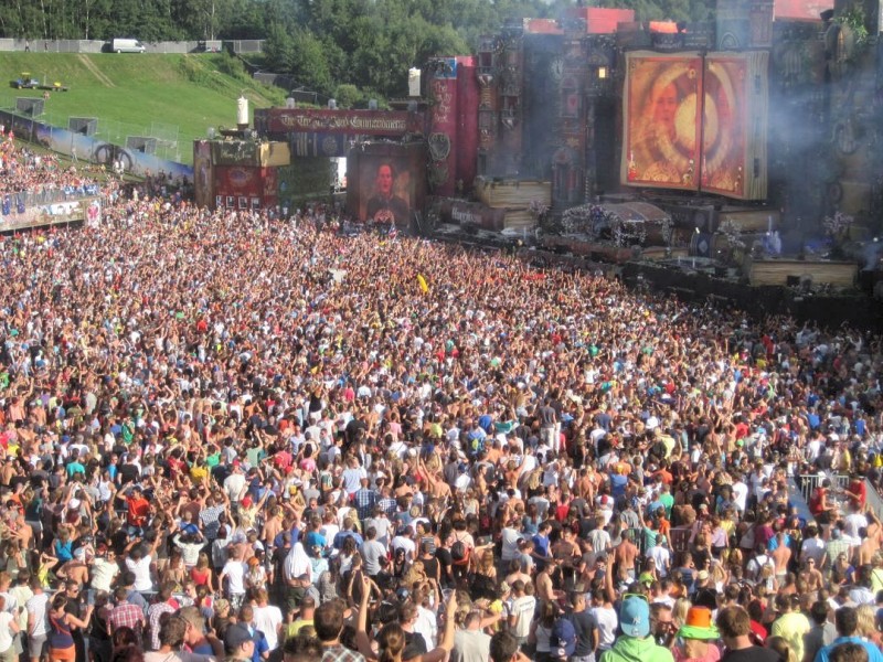 Beim dreitägigen Tomorrowland-Festival 2012 in Belgien feierten 180.000 Besucher aus 75 Ländern zur elektronischen Musik von 300 DJs und ließen sich von der mystischen Atmosphäre eines Märchenlandes verzaubern.