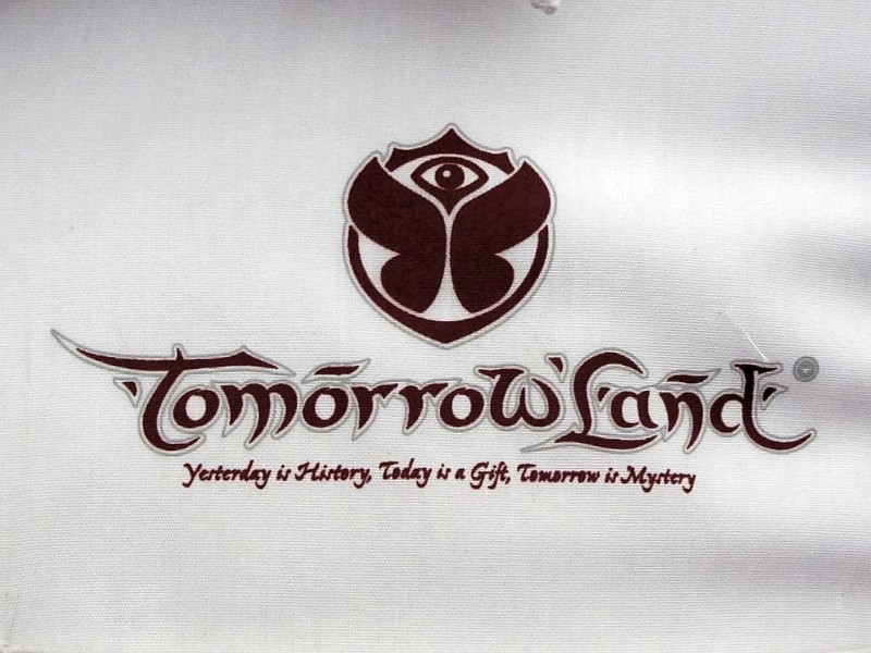 Beim dreitägigen Tomorrowland-Festival 2012 in Belgien feierten 180.000 Besucher aus 75 Ländern zur elektronischen Musik von 300 DJs und ließen sich von der mystischen Atmosphäre eines Märchenlandes verzaubern.