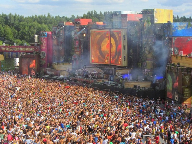 Beim dreitägigen Tomorrowland-Festival 2012 in Belgien feierten 180.000 Besucher aus 75 Ländern zur elektronischen Musik von 300 DJs und ließen sich von der mystischen Atmosphäre eines Märchenlandes verzaubern.