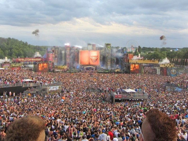 Beim dreitägigen Tomorrowland-Festival 2012 in Belgien feierten 180.000 Besucher aus 75 Ländern zur elektronischen Musik von 300 DJs und ließen sich von der mystischen Atmosphäre eines Märchenlandes verzaubern.