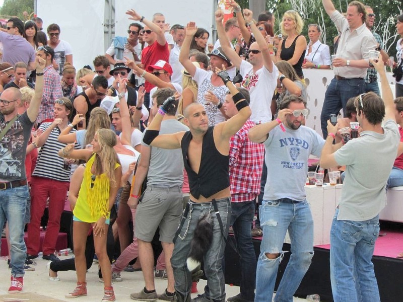 Beim dreitägigen Tomorrowland-Festival 2012 in Belgien feierten 180.000 Besucher aus 75 Ländern zur elektronischen Musik von 300 DJs und ließen sich von der mystischen Atmosphäre eines Märchenlandes verzaubern.