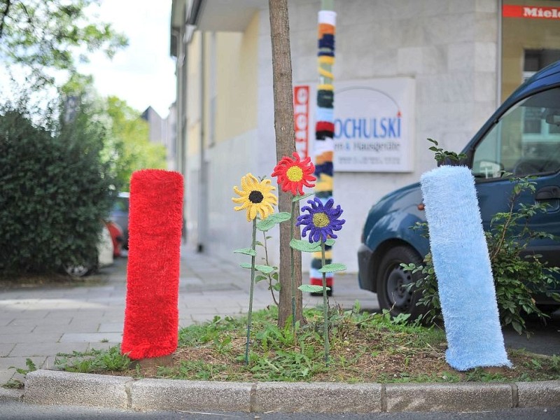 Bestrickte Begrenzungspoller, bunte Baumkleider und ein neuer Strickgarten machen die Emmastraße, Ecke Reginenstraße in Rüttenscheid ein bisschen farbenfroher. Foto: Sebastian Konopka