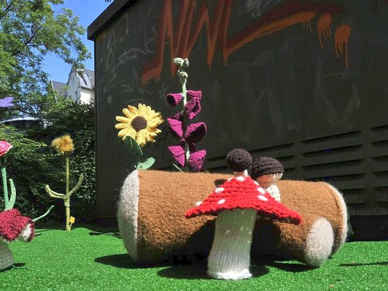 Bestrickte Begrenzungspoller, bunte Baumkleider und ein neuer Strickgarten machen die Emmastraße, Ecke Reginenstraße in Rüttenscheid ein bisschen farbenfroher. Foto: Sebastian Konopka