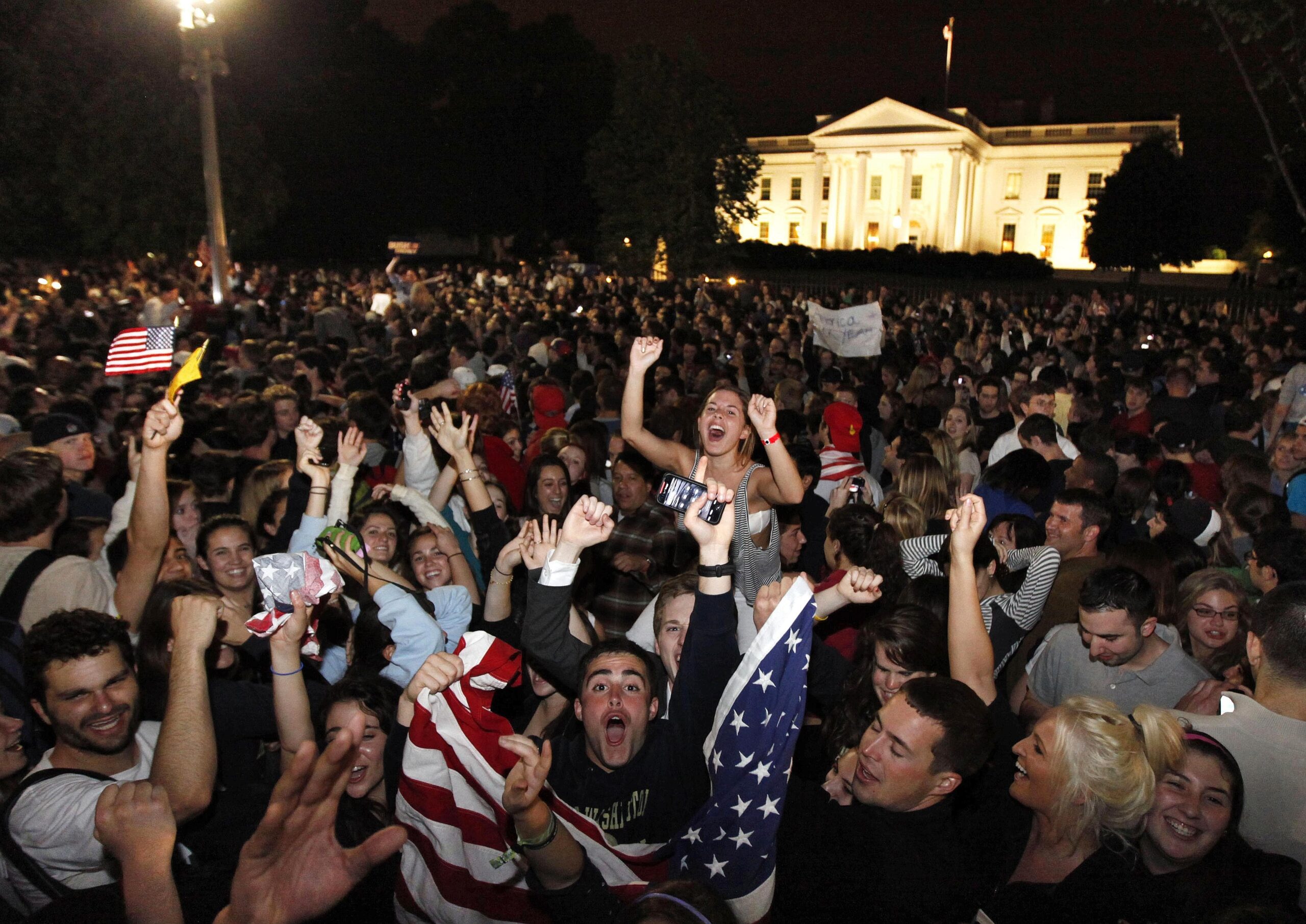 ... vor dem Weißen Haus in Washington versammelten sich jubelnde Amerikaner.