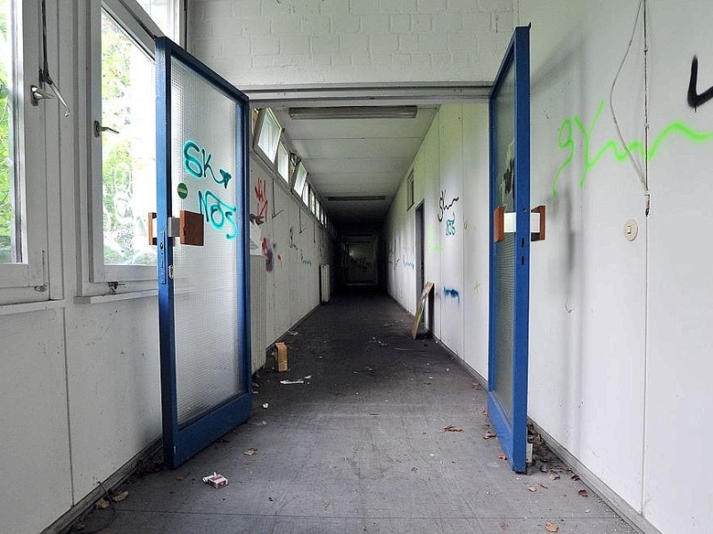 Marcel Fabritz und Volker Schröder zeigen das Gelände der ehemaligen Pädagogischen Hochschule und des  ehemaligen Rheinischen Straßenbauamts, das mehr und mehr verwahrlost. Foto: Sebastian Konopka