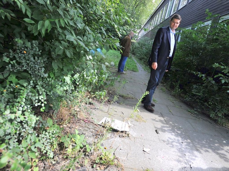 Marcel Fabritz und Volker Schröder zeigen das Gelände der ehemaligen Pädagogischen Hochschule und des  ehemaligen Rheinischen Straßenbauamts, das mehr und mehr verwahrlost. Foto: Sebastian Konopka