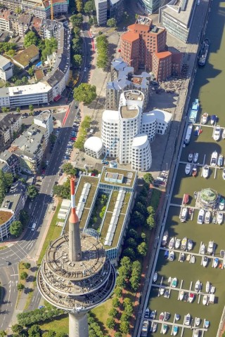 Die Gehry-Bauten im Medienhafen. Vorne: der Rheinturm von oben.