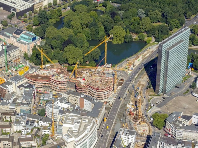 Kö-Bogen-Baustelle, Tausendfüßler, Hofgarten und Dreischeibenhaus. 