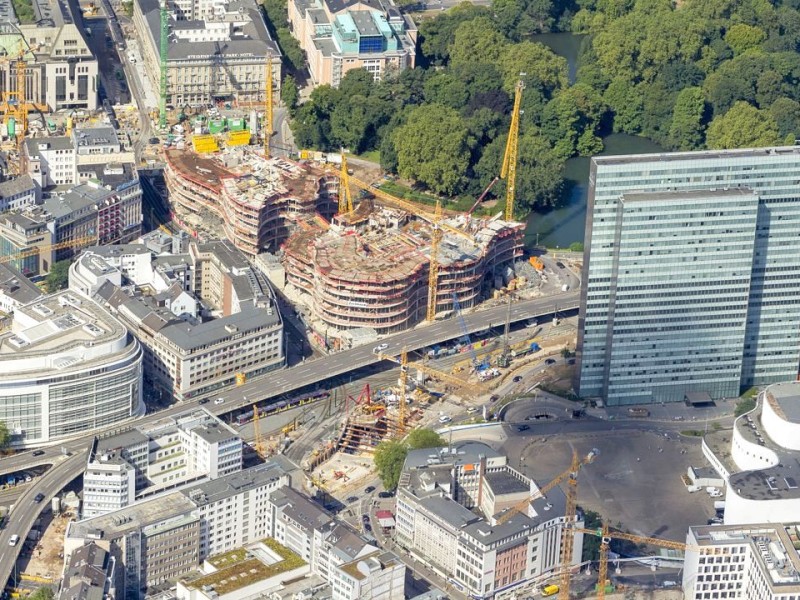 Kö-Bogen-Baustelle, Tausendfüßler, Hofgarten und Dreischeibenhaus. 