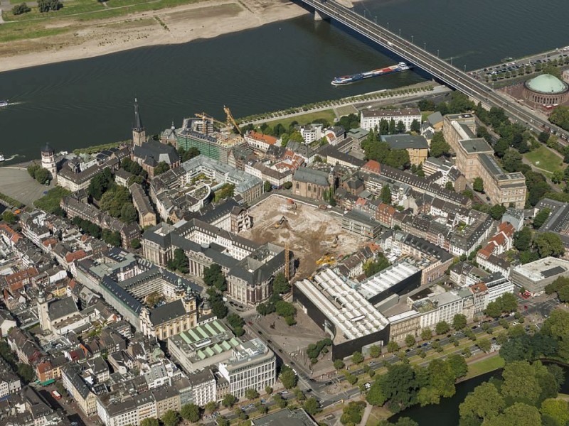 Ein Baufeld mitten in der Altstadt: Zwischen Ratinger Straße und Neubrückstraße - hinter dem alten Gerichtsgebäude - entsteht das Andreasquartier, ein neues Büro- und Wohnviertel. Dafür wurden ehemalige Gerichtsgebäude angerissen.