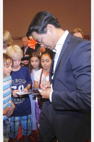 Bundeswirtschaftsminister Philipp Rösler besuchte den Ideenpark, gab Kindern Autogramme.