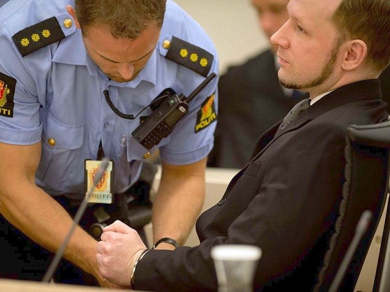 ...nachdem ihm ein Polizist die Handschellen abgenommen hatte.