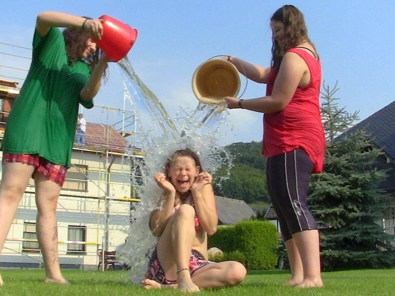 Drei Freudinnen bei einer Wasserschlacht in Calle II