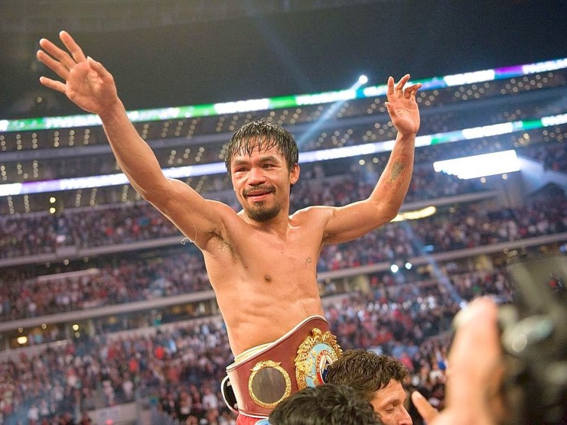 ... der philippinische Boxer und Politiker Manny Pacquiao, der binnen eines Jahres um 67 Millionen Dollar reicher wurde und an 16. Stelle der Forbes-Liste steht. Überfallen sollte man Pacquiao besser nicht... er ist der einzige Boxer, der je in sieben Gewichtsklassen Weltmeister wurde. Etwas mehr, nämlich...