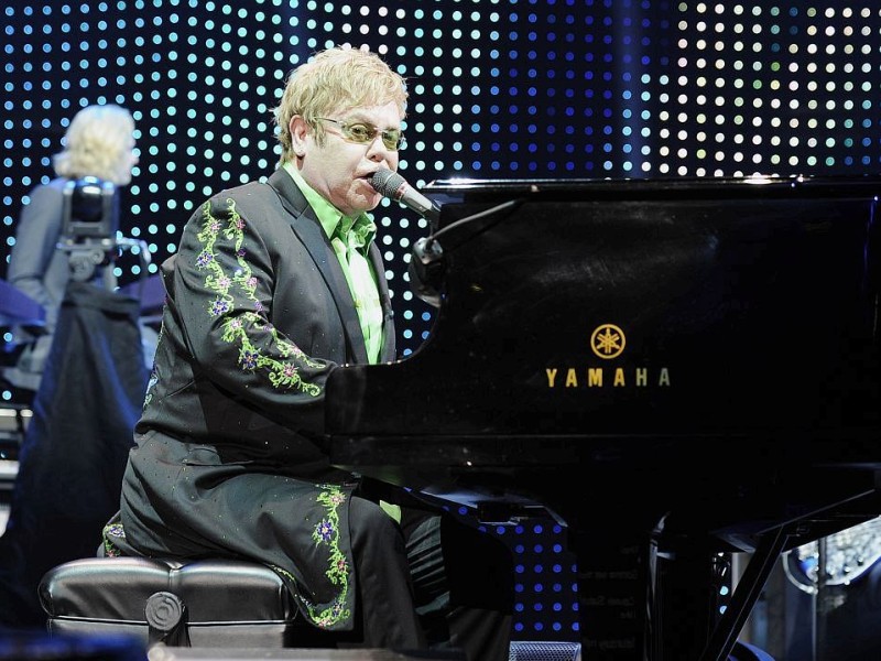 ... blickt auf den Kontostand von Sir Elton John. Der Brite hat nämlich mit seinen 80 Millionen Dollar Verdienst noch besser abgeschnitten. Der umtriebige Musiker landet auch wegen seiner zahlreichen Vegas-Shows auf Platz 12. Den teilt er sich allerdings mit dem US-Radiotalker und TV-Moderator Glenn Beck, der mit GBTV gerade einen eigenen Internet-Videokanal eröffnet hat.