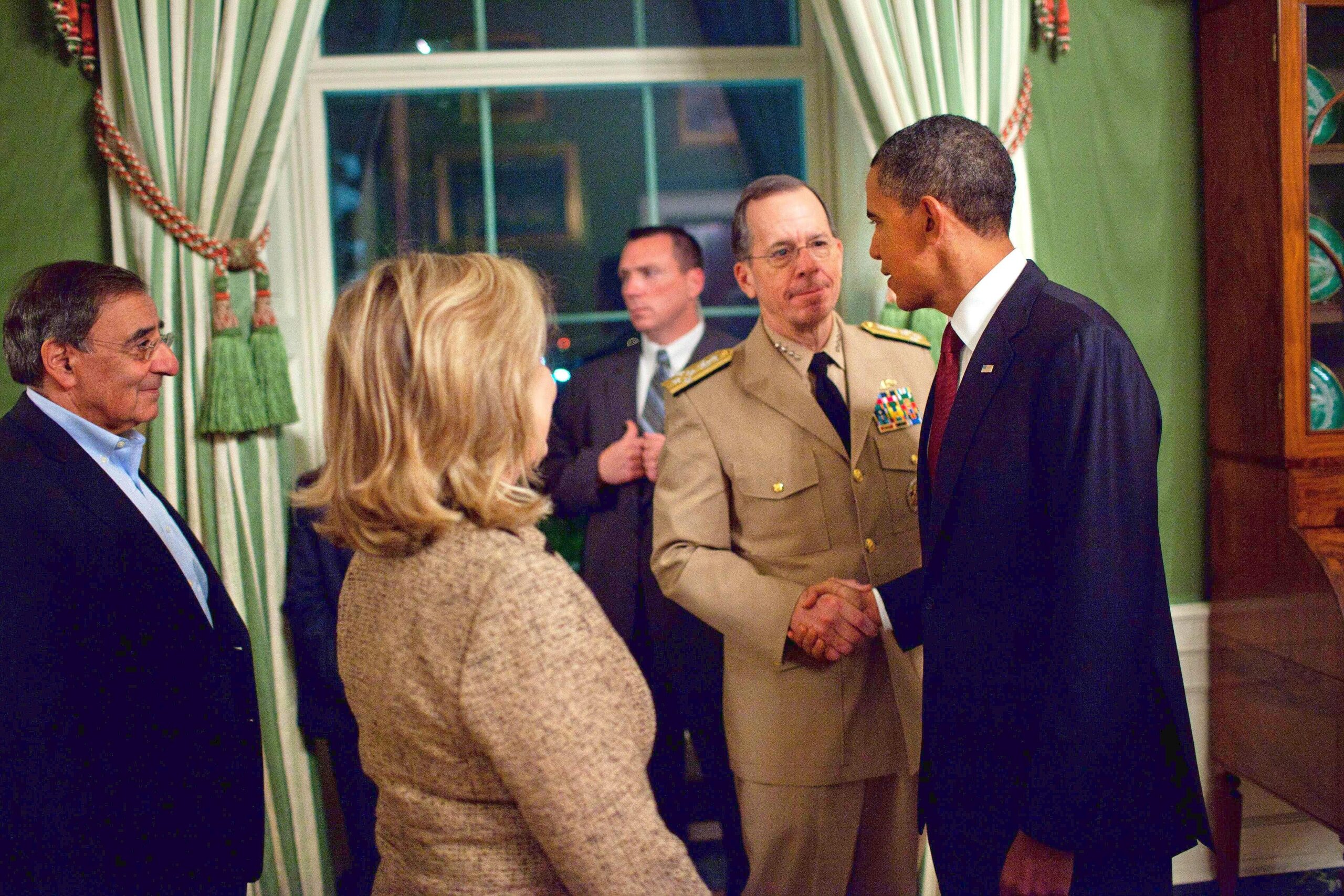 Für die Beratungen hatte sich der US-Präsident seine ranghöchsten Experten ins Weiße Haus geholt. Hier spricht er mit Admiral Mike Mullen, dem Vorsitzenden der Joint Chiefs of Staff. Mit dem beriet er sich ebenso ...