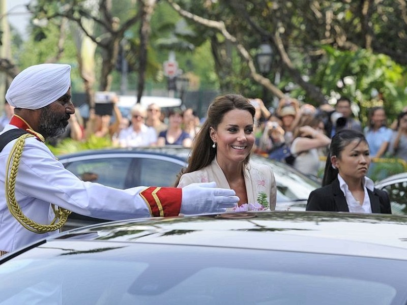 Drei Tage verbringen William und Kate in Singapur. Sie besuchen den Stadtstaat als Teil ihrer neuntägigen Reise durch den Fernen Osten und den südpazifischen Raum. Anlass ist das diamantene Thronjubiläum von Queen Elizabeth II. Hier kommt das Prinzenpaar am Hotel an.