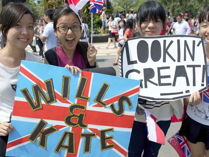 Drei Tage verbringen William und Kate in Singapur. Sie besuchen den Stadtstaat als Teil ihrer neuntägigen Reise durch den Fernen Osten und den südpazifischen Raum. Anlass ist das diamantene Thronjubiläum von Queen Elizabeth II. Begeisterte Fans feiern das Prinzenpaar.