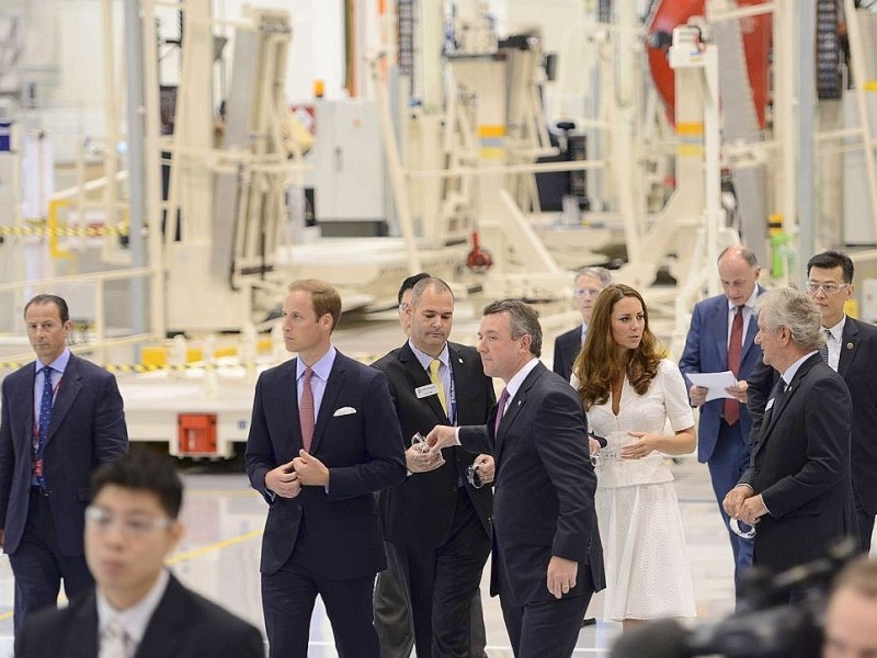 Drei Tage verbringen William und Kate in Singapur. Sie besuchen den Stadtstaat als Teil ihrer neuntägigen Reise durch den Fernen Osten und den südpazifischen Raum. Anlass ist das diamantene Thronjubiläum von Queen Elizabeth II. Hier besucht das Prinzenpaar den Rolls-Royce-Campus.