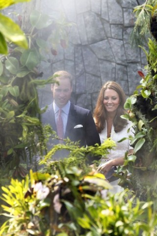 Drei Tage verbringen William und Kate in Singapur. Sie besuchen den Stadtstaat als Teil ihrer neuntägigen Reise durch den Fernen Osten und den südpazifischen Raum. Anlass ist das diamantene Thronjubiläum von Queen Elizabeth II. Hier ist das Prinzenpaar im Botanischen Garten.