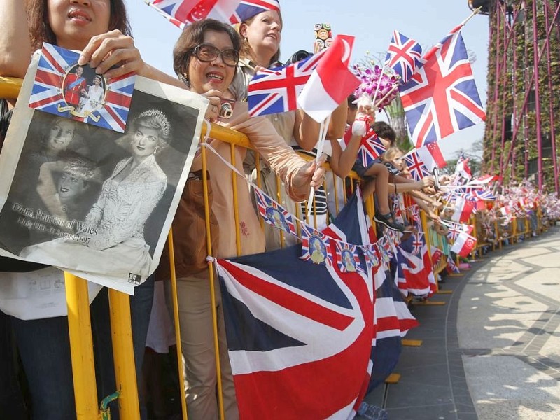 Drei Tage verbringen William und Kate in Singapur. Sie besuchen den Stadtstaat als Teil ihrer neuntägigen Reise durch den Fernen Osten und den südpazifischen Raum. Anlass ist das diamantene Thronjubiläum von Queen Elizabeth II. Begeisterte Fans feiern das Prinzenpaar.