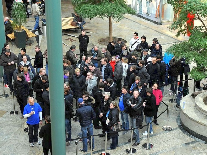 Schlangen vor Apple-Stores wie hier in Oberhausen dürfte es auch geben, wenn das iPhone in den Verkauf geht ...