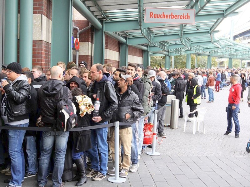 ...die ersten Käufer kamen allerdings am Vortag schon um 18.00 Uhr und übernachteten dort.Foto: Kerstin Bögeholz / WAZ FotoPool