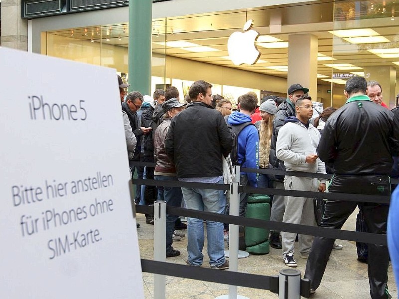 enschenschlangen vor dem CentrO Oberhausen zum Verkaufsstart des iPhone 5.Foto: Kerstin Bögeholz / WAZ FotoPool