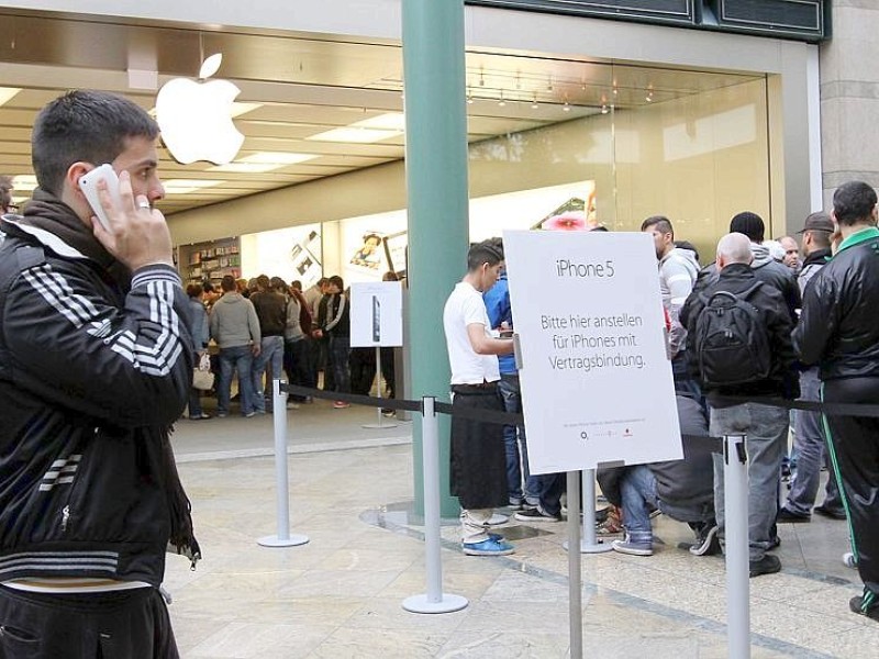 Menschenschlangen vor dem CentrO Oberhausen zum Verkaufsstart des iPhone 5.Foto: Kerstin Bögeholz / WAZ FotoPool