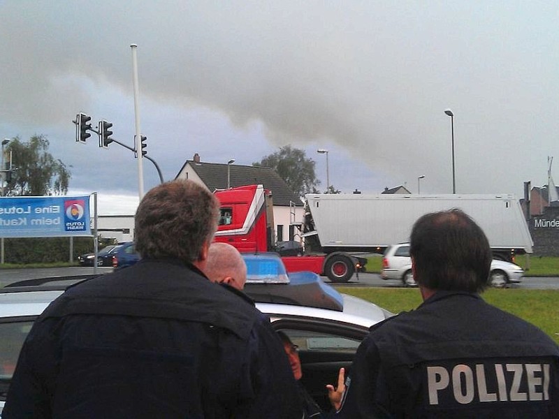 Rauchwolke über Krefeld - im örtlichen Hafen brennt seit sieben Uhr morgens ein Düngemittellager. Die Feuerwehr Krefeld ist mit allen Einsatzkräften vor Ort. Die Rauchentwicklung ist so stark, dass auch Menschen in Duisburg, Mülheim und Essen Fenster und Türen geschlossen halten sollen.  Foto: Stephan Eickershoff / WAZ Fotopool