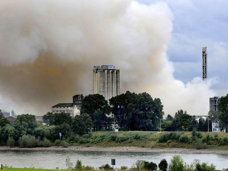 Rauchwolke über Krefeld - im örtlichen Hafen brennt seit sieben Uhr morgens ein Düngemittellager. Die Feuerwehr Krefeld ist mit allen Einsatzkräften vor Ort. Die Rauchentwicklung ist so stark, dass auch Menschen in Duisburg, Mülheim und Essen Fenster und Türen geschlossen halten sollen.   Foto: Stephan Eickershoff / WAZ Fotopool