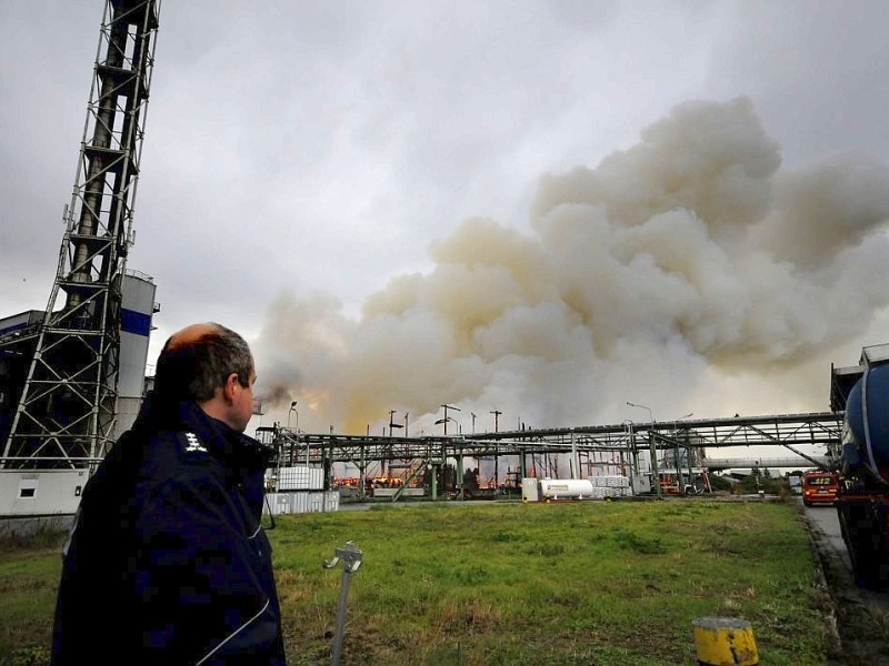 Rauchwolke über Krefeld - im örtlichen Hafen brennt seit sieben Uhr morgens ein Düngemittellager. Die Feuerwehr Krefeld ist mit allen Einsatzkräften vor Ort. Die Rauchentwicklung ist so stark, dass auch Menschen in Duisburg, Mülheim und Essen Fenster und Türen geschlossen halten sollen.   Foto: Stephan Eickershoff / WAZ Fotopool