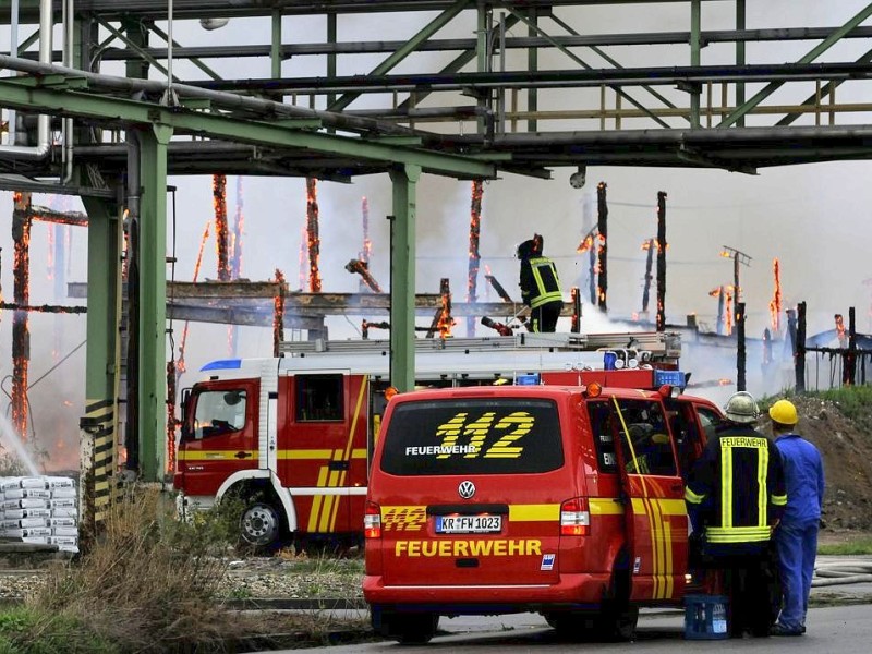 Rauchwolke über Krefeld - im örtlichen Hafen brennt seit sieben Uhr morgens ein Düngemittellager. Die Feuerwehr Krefeld ist mit allen Einsatzkräften vor Ort. Die Rauchentwicklung ist so stark, dass auch Menschen in Duisburg, Mülheim und Essen Fenster und Türen geschlossen halten sollen.   Foto: Stephan Eickershoff / WAZ Fotopool