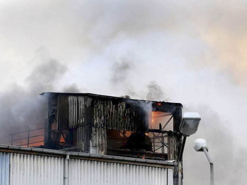 Rauchwolke über Krefeld - im örtlichen Hafen brennt seit sieben Uhr morgens ein Düngemittellager. Die Feuerwehr Krefeld ist mit allen Einsatzkräften vor Ort. Die Rauchentwicklung ist so stark, dass auch Menschen in Duisburg, Mülheim und Essen Fenster und Türen geschlossen halten sollen.   Foto: Stephan Eickershoff / WAZ Fotopool