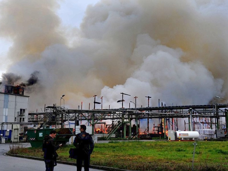 Rauchwolke über Krefeld - im örtlichen Hafen brennt seit sieben Uhr morgens ein Düngemittellager. Die Feuerwehr Krefeld ist mit allen Einsatzkräften vor Ort. Die Rauchentwicklung ist so stark, dass auch Menschen in Duisburg, Mülheim und Essen Fenster und Türen geschlossen halten sollen.   Foto: Stephan Eickershoff / WAZ Fotopool