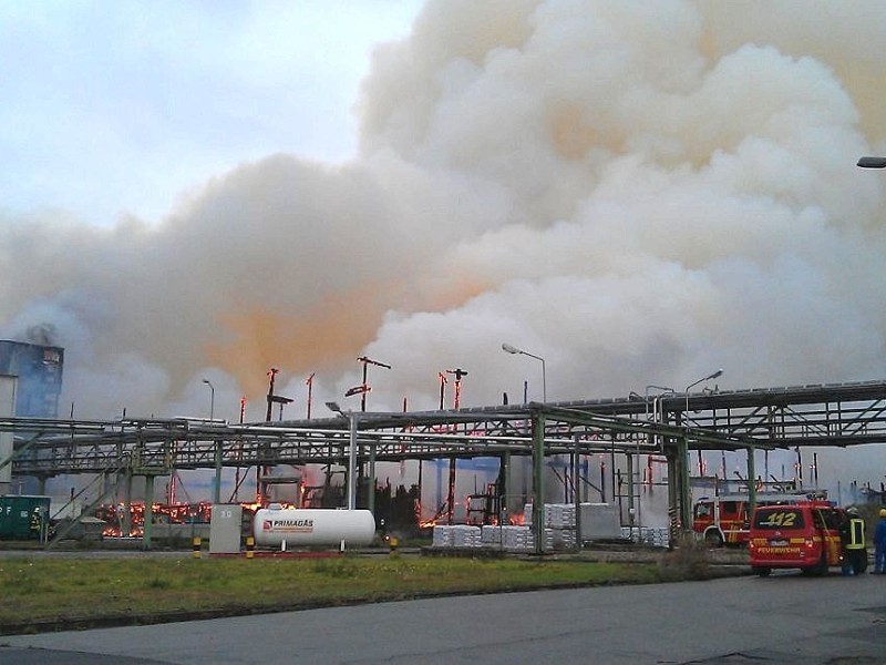 Rauchwolke über Krefeld - im örtlichen Hafen brennt seit sieben Uhr morgens ein Düngemittellager. Die Feuerwehr Krefeld ist mit allen Einsatzkräften vor Ort. Die Rauchentwicklung ist so stark, dass auch Menschen in Duisburg, Mülheim und Essen Fenster und Türen geschlossen halten sollen.   Foto: Stephan Eickershoff / WAZ Fotopool