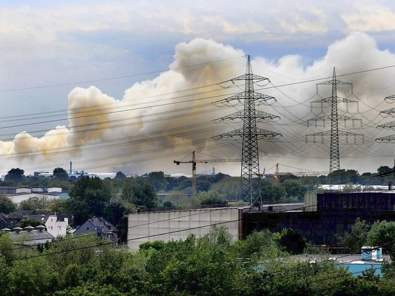 Der Brand im Krefelder Hafen beunruhigt vor allem die Duisburger: Die Rauchwolke zog über den Stadtsüden hinweg, erst in östlicher Richtung nach Mülheim, später wieder zurück über den Rhein nach Moers. Foto: Stephan Eickershoff