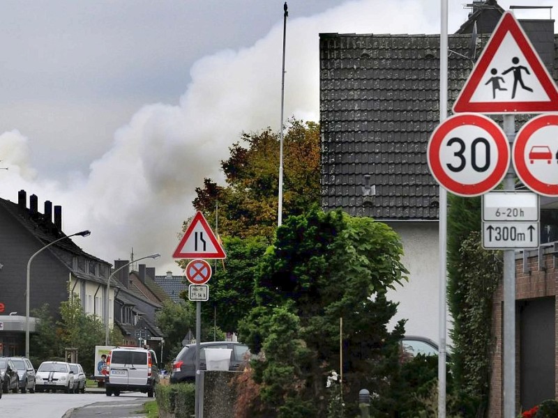 Der Brand im Krefelder Hafen beunruhigt vor allem die Duisburger: Die Rauchwolke zog über den Stadtsüden hinweg, erst in östlicher Richtung nach Mülheim, später wieder zurück über den Rhein nach Moers. Foto: Stephan Eickershoff