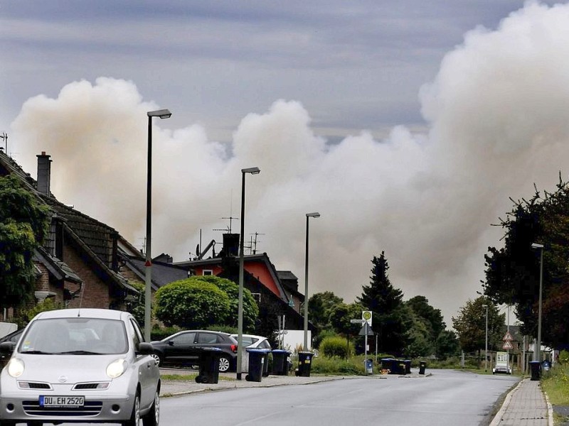 Der Brand im Krefelder Hafen beunruhigt vor allem die Duisburger: Die Rauchwolke zog über den Stadtsüden hinweg, erst in östlicher Richtung nach Mülheim, später wieder zurück über den Rhein nach Moers. Foto: Stephan Eickershoff